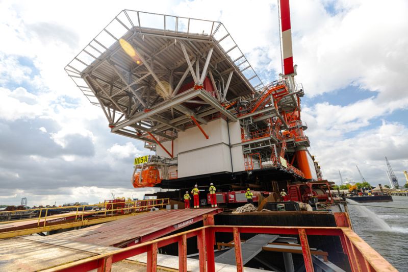 Efficient load-out of first wind-powered offshore gas platform in the Dutch North Sea