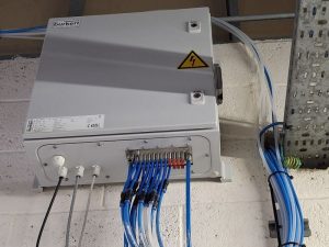 The Type 8652 valve island from Burkert is housed in a protective cabinet and controls the Type 6524 pneumatic shut-off valves.