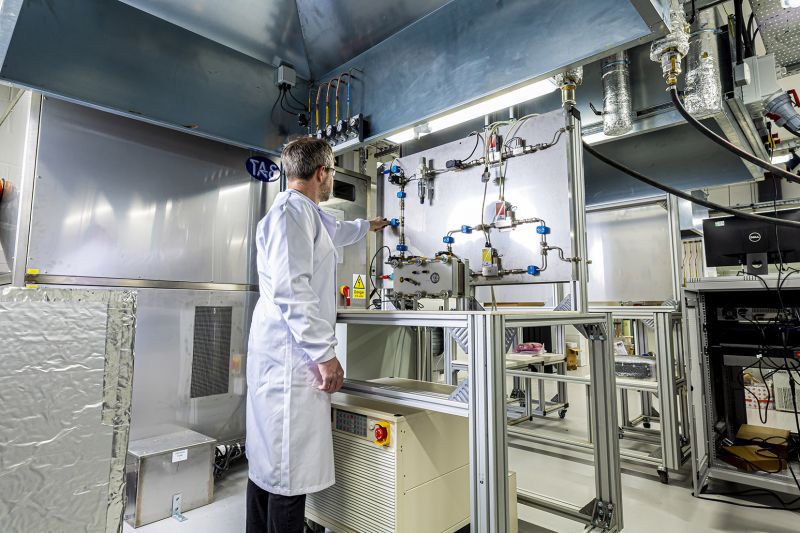 Coventry University research centre stakes its claim as hydrogen power research leader with £4 million of new engineering contracts
