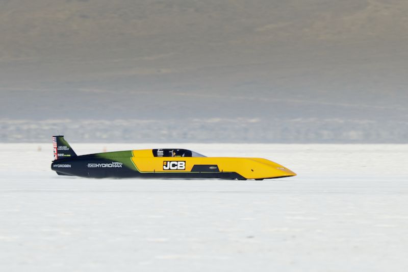 Hydrogen-powered JCB Hydromax sets 406.320mph world land speed record