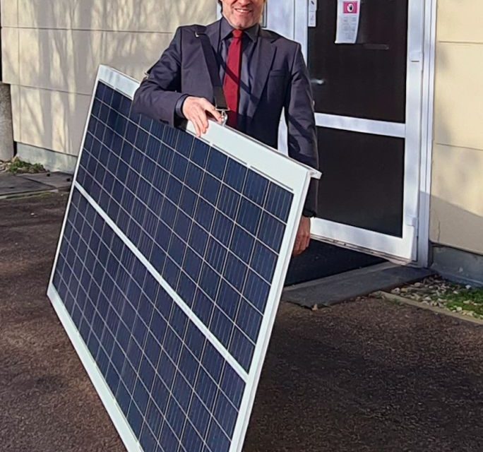 New circular solar panels reduce weight of roof installations by up to two thirds using EconCore technology