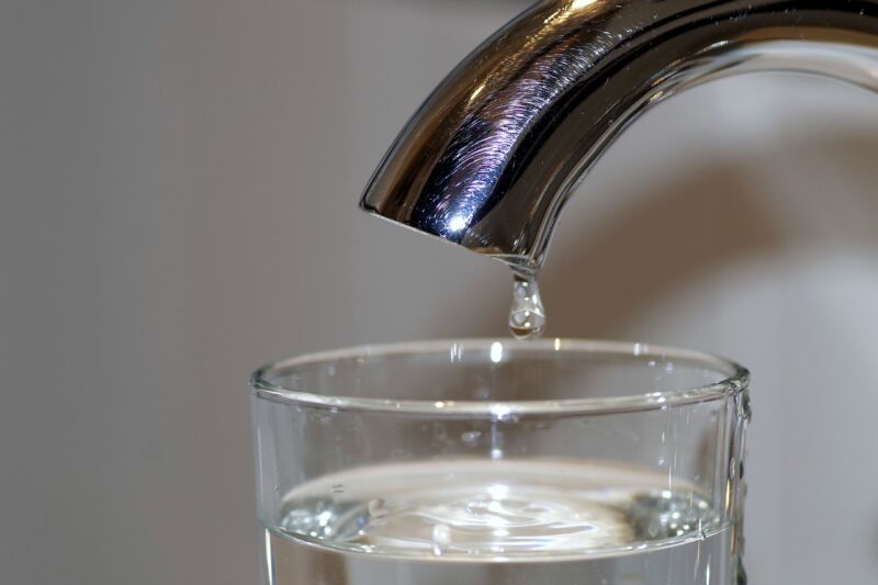 Improving water efficiency through retrofitted water flow regulators 